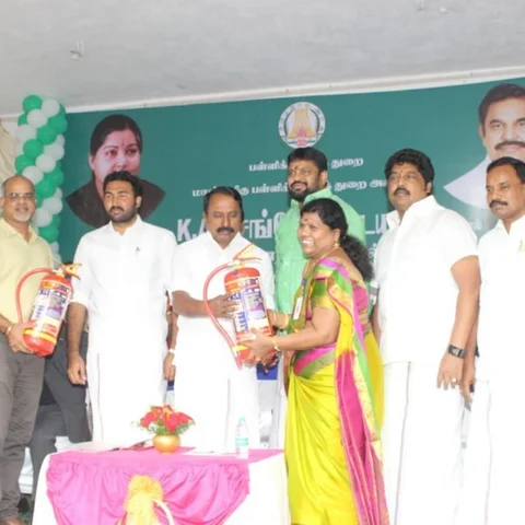 ஸ்மார்ட் கார்டு, எல்.கே.ஜி வகுப்புகள், 11 லட்சம் டேப்லட்ஸ் - அரசுப் பள்ளிகளில் அசத்தும் வசதிகள்!
