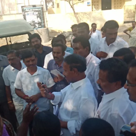 `எங்களோடு குடிநீர் தூக்க வந்து பாருங்க... எங்க கஷ்டம் புரியும்!’ - தம்பிதுரையை முற்றுகையிட்ட பெண்கள்