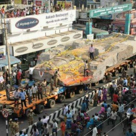 மண் சாலையில் சிக்கிய லாரி! - பிரமாண்ட பெருமாள் சிலையைக் கொண்டுசெல்வதில் அடுத்த சிக்கல்