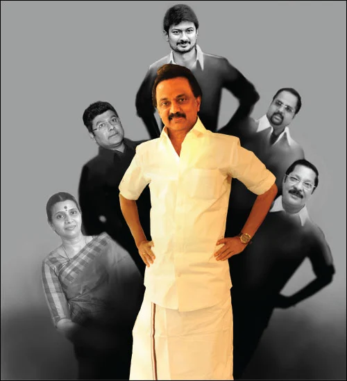 உணர்வுகளும் அரசியலும்: 7 நிமிட வாசிப்பில் ஆனந்த விகடனின் 10 தெறிப்புகள்!