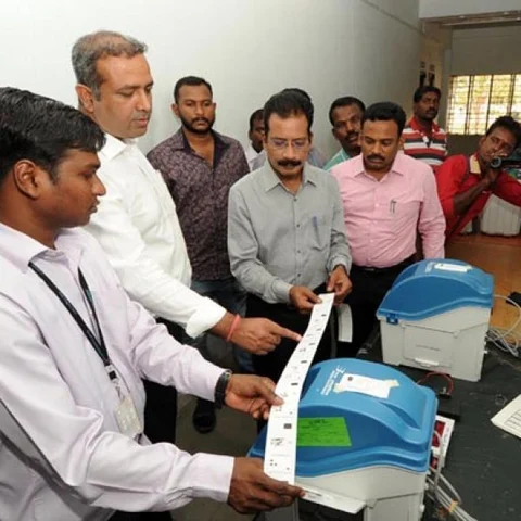 வாக்குப்பதிவு இயந்திரத்தில் சின்னம் பொருத்தும் பணி! - ஆட்சியர் ஆய்வு