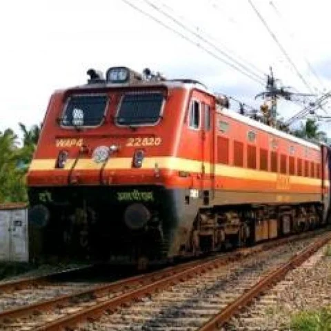லோகோ பைலட் இல்லாததால் 10 ரயில்கள் ரத்து - பயணிகள் அதிர்ச்சி