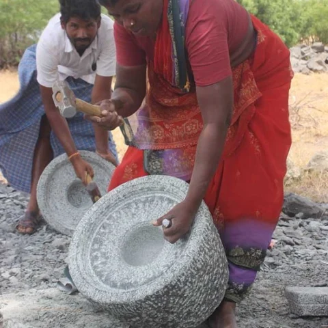 ``கல்லு கண்ணுல தெறிக்கும், கை ரேகை தேயும்'' - ஆட்டுக்கல் செய்யும் செல்வியம்மா!