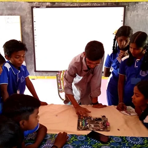 மாணவர்களுக்குத் தொழிற்கல்வி பயிற்சி! - அசத்தும் அரசு நடுநிலைப்பள்ளி