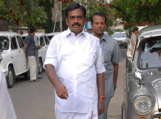 `இப்படிப் பதிவுகள் போட்டு மக்களை குழப்பிக்கிட்டு இருக்காங்க!' - சீறும் தஞ்சை தி.மு.கவினர்