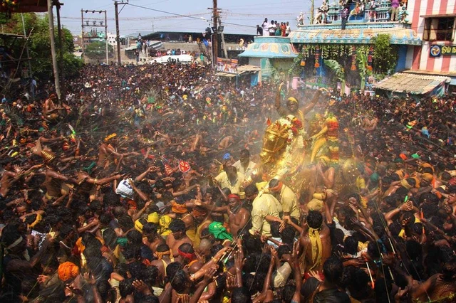 அழகருக்கே ‘டேக் டைவர்ஷனா?' - மதுரை நகருக்குள் பாலம் கட்டும் பணியால் பாதை மாறும் கள்ளழகர்!