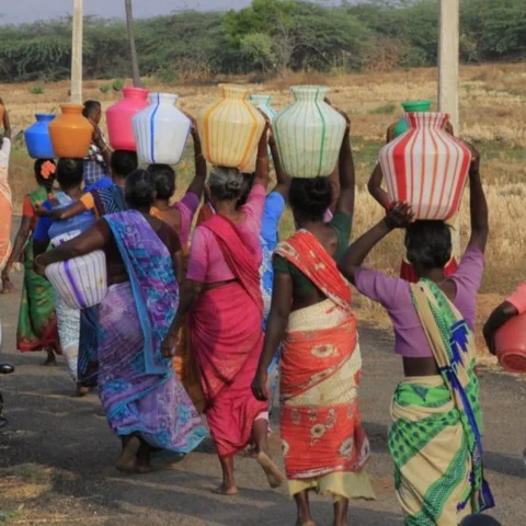 `ஒரு குடம் தண்ணீருக்கு 4 கி.மீ. அலையுறோம்!' - காவிரிக் கரையில் ஒலிக்கும் வேதனைக் குரல்கள்