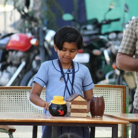 திருப்பூர் அருகே அரசுப் பள்ளிக்குக் கட்டம் கட்ட நிதி - தன் சேமிப்பான 38,000 கொடுத்து நெகிழ வைத்த சிறுமி