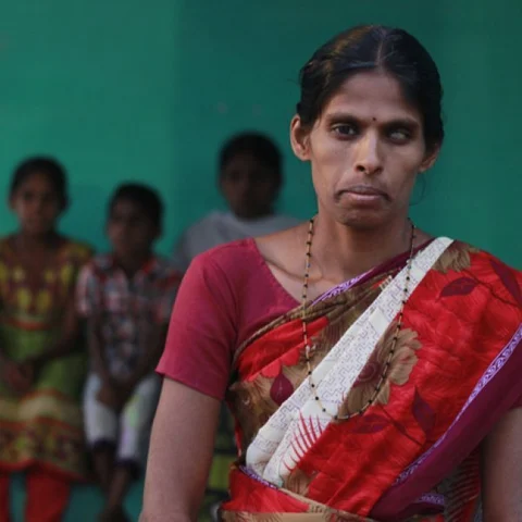 ``பச்சைத் தண்ணிதான் எனக்குச் சாப்பாடு!" - குழந்தைகளுடன் நிர்க்கதியாக நிற்கும் சசிகலா
