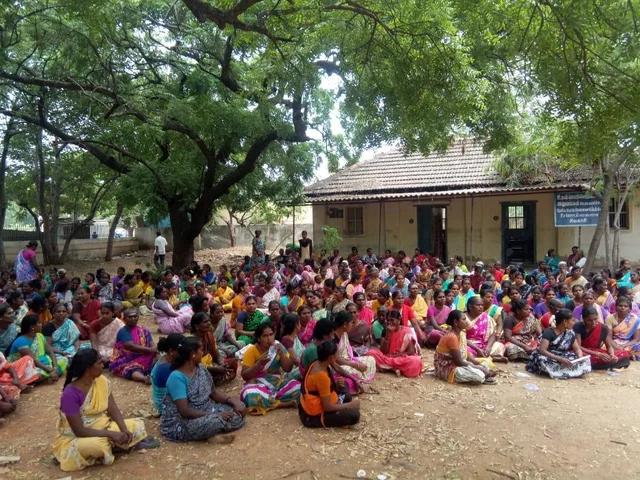 `சாப்பாட்டுக்கே வழியில்லாமல் இருக்கிறோம்!’ - சிவகாசி பட்டாசுத் தொழிலாளர்கள் வேதனை