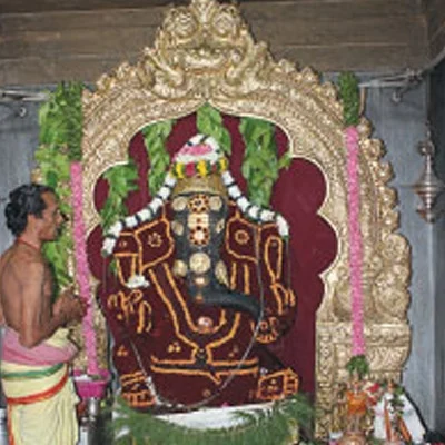 தங்கத் தேரில் பவனி வரும் ஈச்சனாரி விநாயகர்