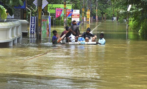 `தயவு செய்து எங்கள் ஒருநாள் சம்பளத்தைப் பிடியுங்கள்' - கேரளாவுக்காகப் பழனிசாமியிடம் ஏங்கிய அரசு ஊழியர்கள்
