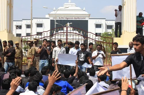 10வது நாளாக பற்றி எரியும் தமிழகம்! (படங்கள்)