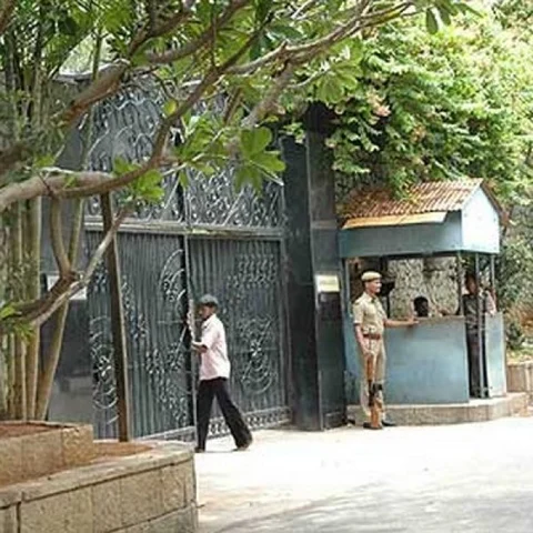 ரெய்டு... தண்டனை... சசிகலா முகாம் மீதான அதிரடியின் பின்னணி!