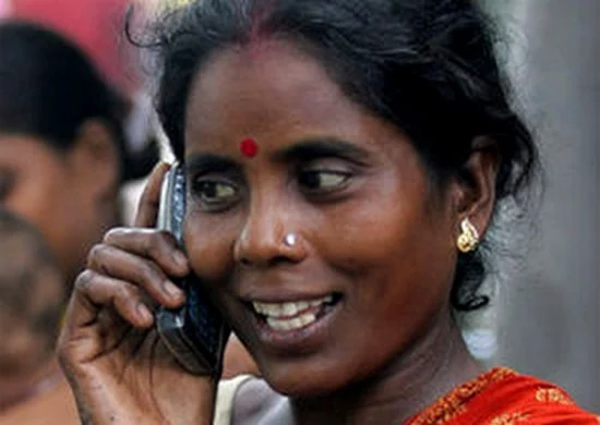 பெண்கள் பாதுகாப்புக்காக செல்போனில் ஸ்பெஷல் ‘பட்டன்’: மத்திய அரசு புதிய திட்டம்!