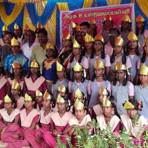 அரசுப் பள்ளி மாணவிகளுக்கு பட்டாபிஷேகம் - திருச்சியில் களைகட்டிய மகளிர் தினக்கொண்டாட்டம்