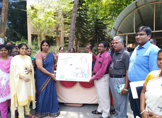 துணிப்பைகளுடன் செல்ஃபி எடுத்து ஃபேக்ஸ்புக்கில் போட்டால் பரிசு! நெல்லை கலெக்டர் அறிவிப்பு
