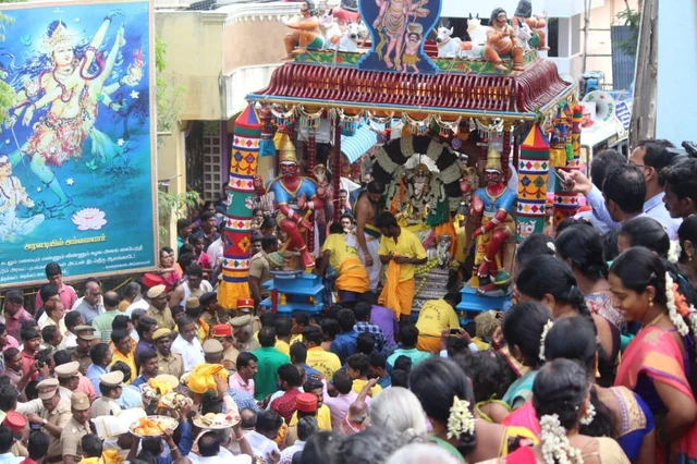 மாம்பழங்களை வீதியில் இறைத்து மகிழ்ந்த மக்கள்! - விழாக்கோலம் பூண்ட காரைக்கால் நகரம்