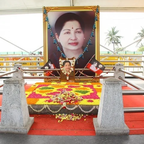 ஜெ.நினைவிடம்... நேற்றும் இன்றும்! #Jayalalithaa