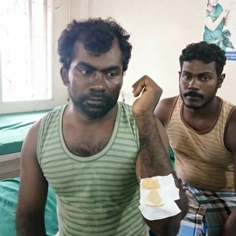 இந்தியில் பேசக் கூறி தமிழக மீனவர்கள் மீது இந்தியக் கடலோரக்காவல் படை தாக்குதல்
