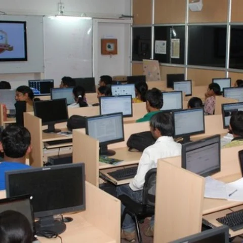 மாநில அளவில் டாப் ரேங்க்... ஆனால், முதலாம் ஆண்டில் அதிக அரியர்... அதிர்ச்சியில் அண்ணா பல்கலை!