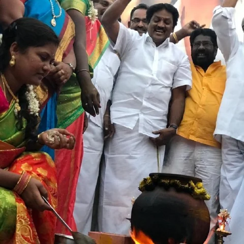 `கைகோத்த ரஜினி-அஜித் ரசிகர்கள்!’ - சோளிங்கரில் பொங்கல் வைத்துக் கொண்டாட்டம்