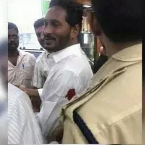 விசாகப்பட்டினம் ஏர்போர்ட்டில் ஜெகன் மோகன் ரெட்டியைப் பதறவைத்த இளைஞர்!