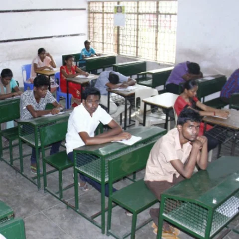 சமூகம் மாணவர்களுக்கு அளிக்கும் சம்பளம்... மரணம்!