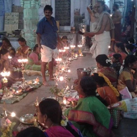 பட்டினத்தார் திருக்கோயிலில் நடைபெற்ற திருவிளக்கு பூஜை!