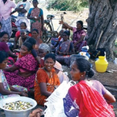 ‘கஜா புயல்; சத்தமில்லாமல் உதவும் விஜய்’ - நெகிழும் நிர்வாகிகள்