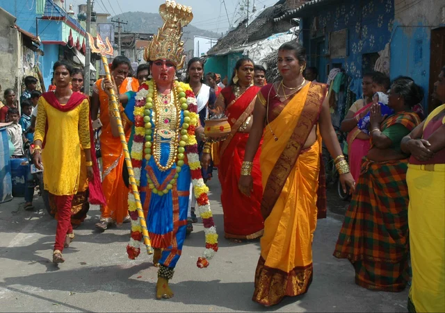 வேலூரில் மயானக் கொள்ளைத் திருவிழா கோலாகல கொண்டாட்டம்..!
