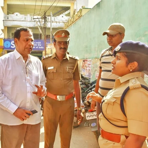 வங்கியில் நள்ளிரவில் புகுந்த கொள்ளையர்கள்! - வேலைக்கு வந்த ஊழியர்கள் ஷாக்