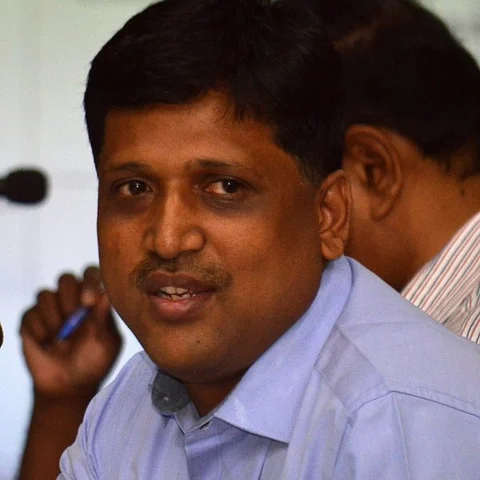 விருது பெறும் அளவுக்கு என்ன செய்தார்? - விருதுநகர் கலெக்டருக்கு எதிராக எழும் சர்ச்சை