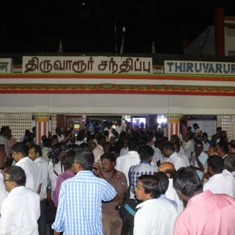 பேண்டு வாத்தியங்கள் முழங்க இனிப்புகள் வழங்கி ரயிலுக்கு உற்சாக வரவேற்புகொடுத்த திருவாரூர் மக்கள்!