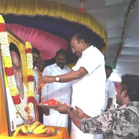 முதல் கல்லை எடுத்துக்கொடுத்த ராமதாஸ்! - விமரிசையாக நடந்த குரு நினைவு மணிமண்டபம் அடிக்கல்
