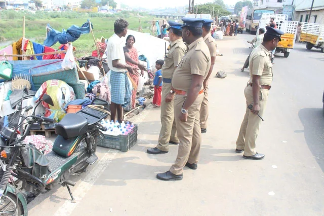‘அமைச்சர்கள் வருவதால் அகற்றப்படுகிறோம்..!’ - சாலையோரம் வசிக்கும் மக்களின் குமுறல்