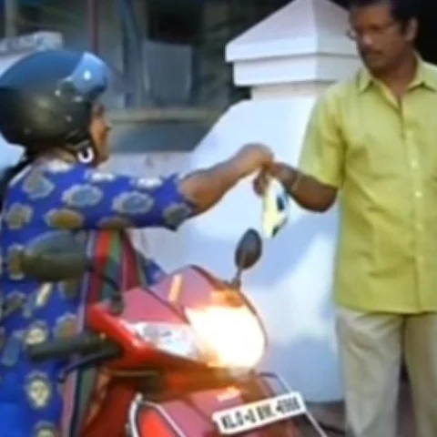 `பதவி வந்தா என்ன?’ - வீடுவீடாக பால் பாக்கெட் போடும் திரிச்சூர் மேயர் அஜிதா