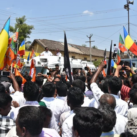 `இந்தக் குரல் ஸ்டாலின் காதில் ஒலிக்கட்டும்!'- மயிலாடுதுறையில் முதல்வர் பிரசாரம்