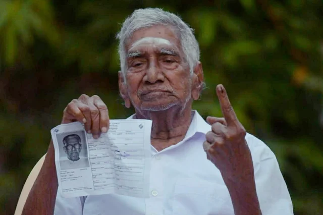 `நம் உரிமையை ஒருபோதும் விட்டுக்கொடுக்கக் கூடாது!' - 101 வயதில் வாக்களித்து அசத்திய முன்னாள் எம்.பி