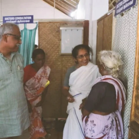 `ஒரு குடிசை, பென்ச்.. இதுதான் மருத்துவமனை..!’-பழங்குடி மக்களுக்காக வாழ்க்கையை அர்ப்பணித்த தம்பதி