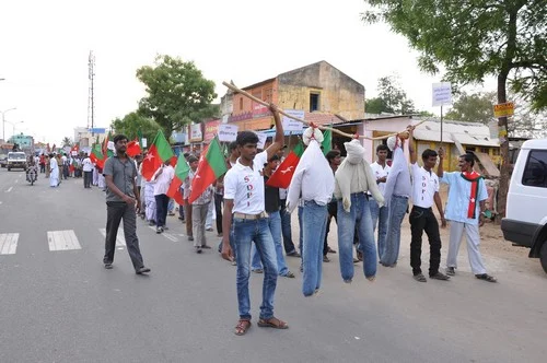 டாஸ்மாக்கை மூடக் கோரி எஸ்.டி.பி.ஐ. கட்சியின் விசித்திர பேரணி ( படங்கள்)