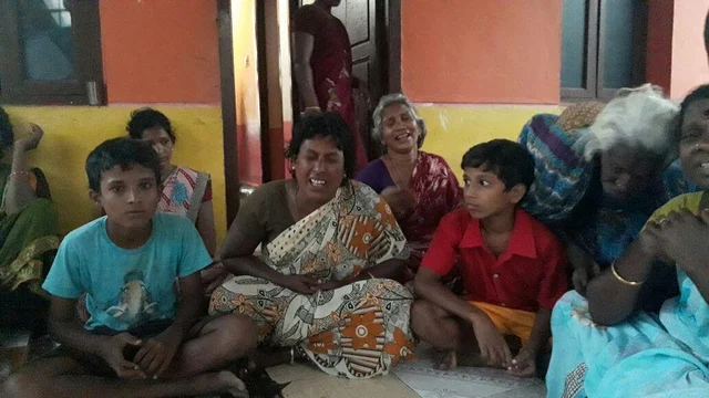 "மீனவர்களைப் படகிலேயே விட்டுட்டு வந்துட்டாங்க கடலோரக் காவல் படை!" - கரைக்குத் திரும்பியவர்களின் வாக்குமூலம் #SaveFishermen
