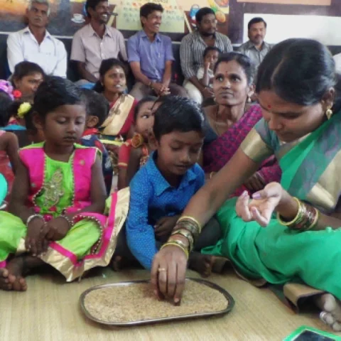 அரசுப் பள்ளிகளில் எல்.கே.ஜி. வகுப்புகள் தொடக்கம் - விழா எடுத்துக் கொண்டாடிய பெற்றோர்கள்!
