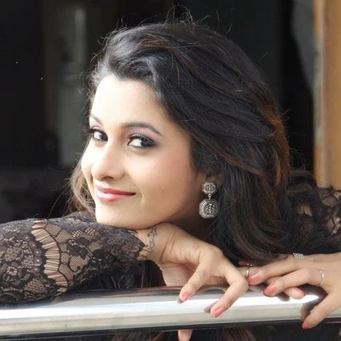 ’’கிளாமரா நடிக்கச் சொல்றவங்களுக்கு என் பதில்..?!’’ - பிரியா பவானிசங்கர் கேண்டிட்