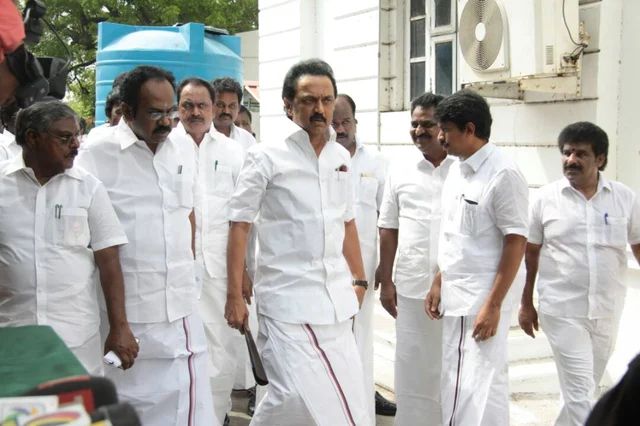 கூவத்தூர் வீடியோ விவகாரம்: இரண்டாவது நாளாக வெளிநடப்புசெய்த ஸ்டாலின்!
