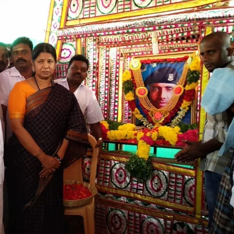 புல்வாமா தாக்குதலுக்கு மத்திய அரசு பதில் சொல்ல வேண்டும் - கனிமொழி