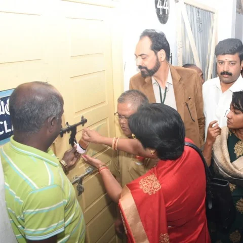 `இன்னும் ஒரு மாதம் இருக்கு!'- வாக்குப் பெட்டி இருக்கும் இடத்தை கண்காணித்து வரும் எதிர்க்கட்சிகள்