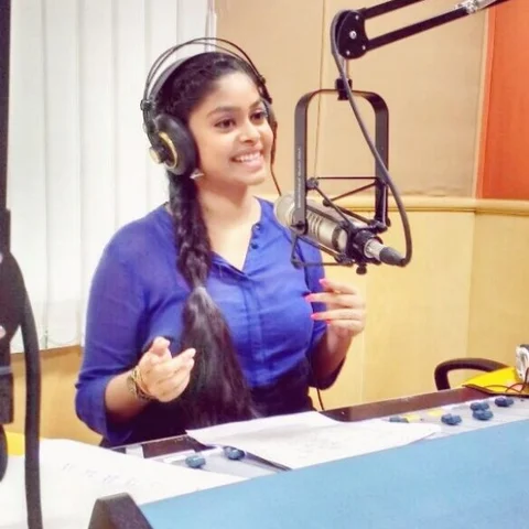 ''என் குரல் கேட்டுட்டு நகைக்கு டிஸ்கவுண்ட்லாம் கொடுத்தாங்களே!'' - கோவை ஹலோ எஃப் எம் ஆர்.ஜே மகா