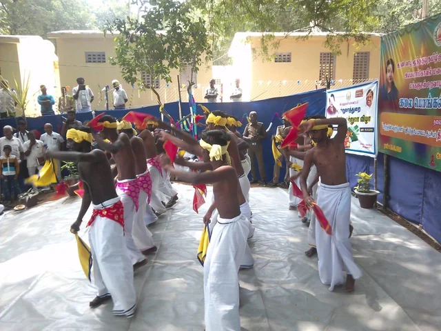 பரதம், கரகாட்டம், பட்டிமன்றம்! - மலைவாழ் மக்களுடன் பொங்கல் கொண்டாடிய விருதுநகர் ஆட்சியர்