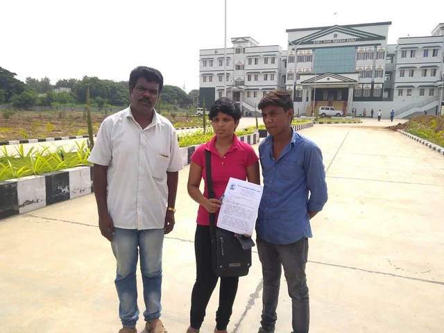 `சந்தோஷ்ஸ்ரீயை காவலர்கள் வலுக்கட்டாயமாக இழுத்துச் சென்றனர்!’ - எஸ்.பி அலுவலகத்தில் கவுசல்யா புகார்